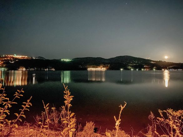 jezioro yamanaka nocą